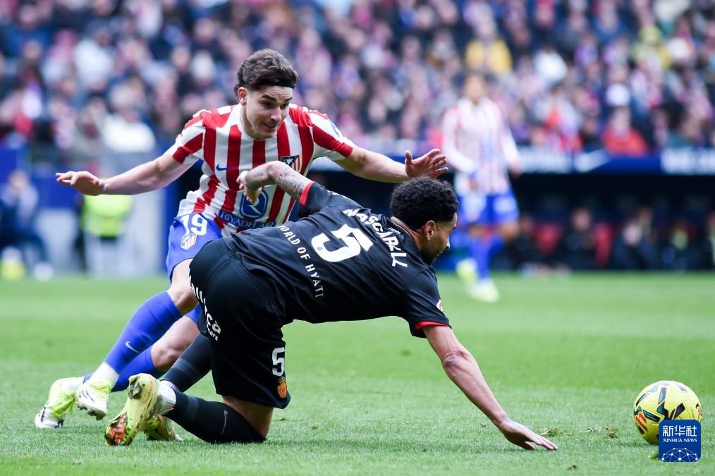 年轻奥尼尔隔扣乔丹，直接扣趴下了，太狠了